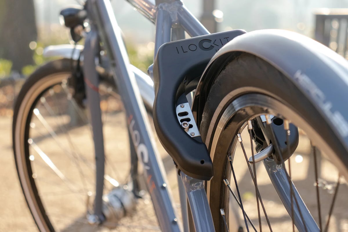 Candado de cuadro iLockit en la rueda de una bicicleta